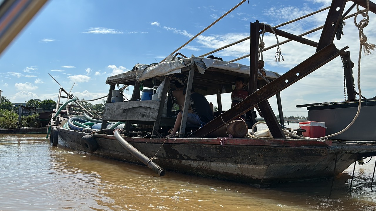 Bắt 3 thuyền khai thác cát trái phép trên sông Đồng Nai-1