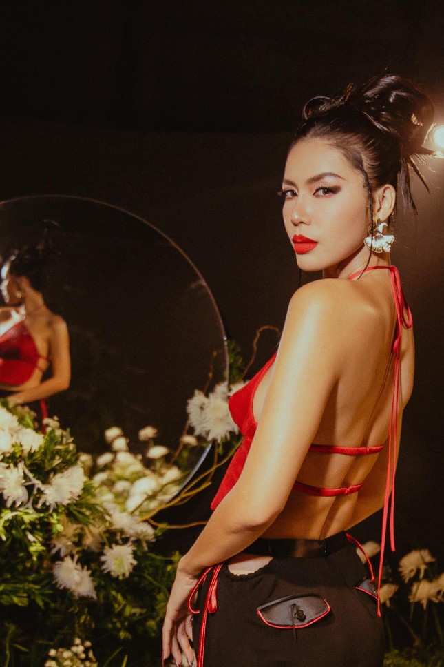 Hoa hậu Đỗ Thị Hà, Kỳ Duyên đọ đường cong nóng "bỏng mắt" với bikini-11