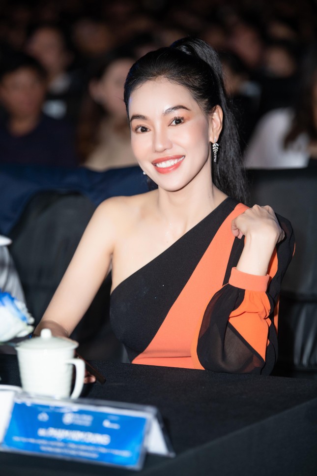 Minh Hằng tái xuất gợi cảm sau đám cưới, hội ngộ chủ tịch Miss World Vietnam trên ghế nóng-4
