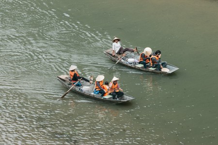 Khách Tây ngạc nhiên với tuyệt chiêu chèo thuyền của người Việt: Kỹ thuật quá đỉnh cao!-9