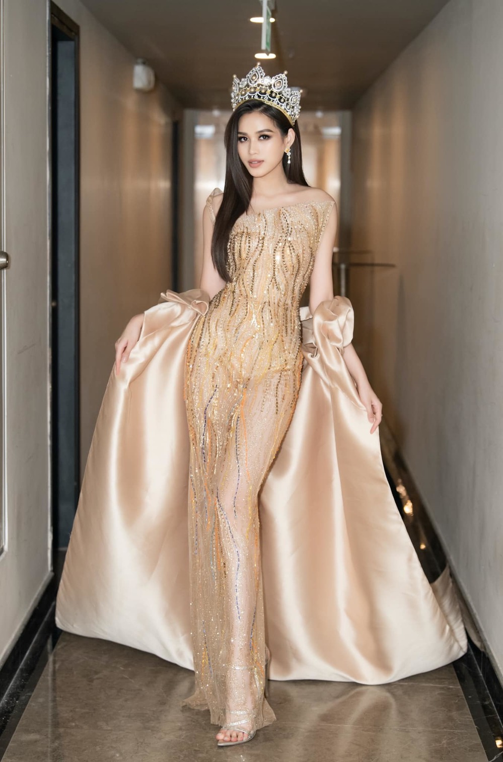 Hoa hậu Đỗ Thị Hà "5 lần 7 lượt" gặp sự cố trên thảm đỏ-3