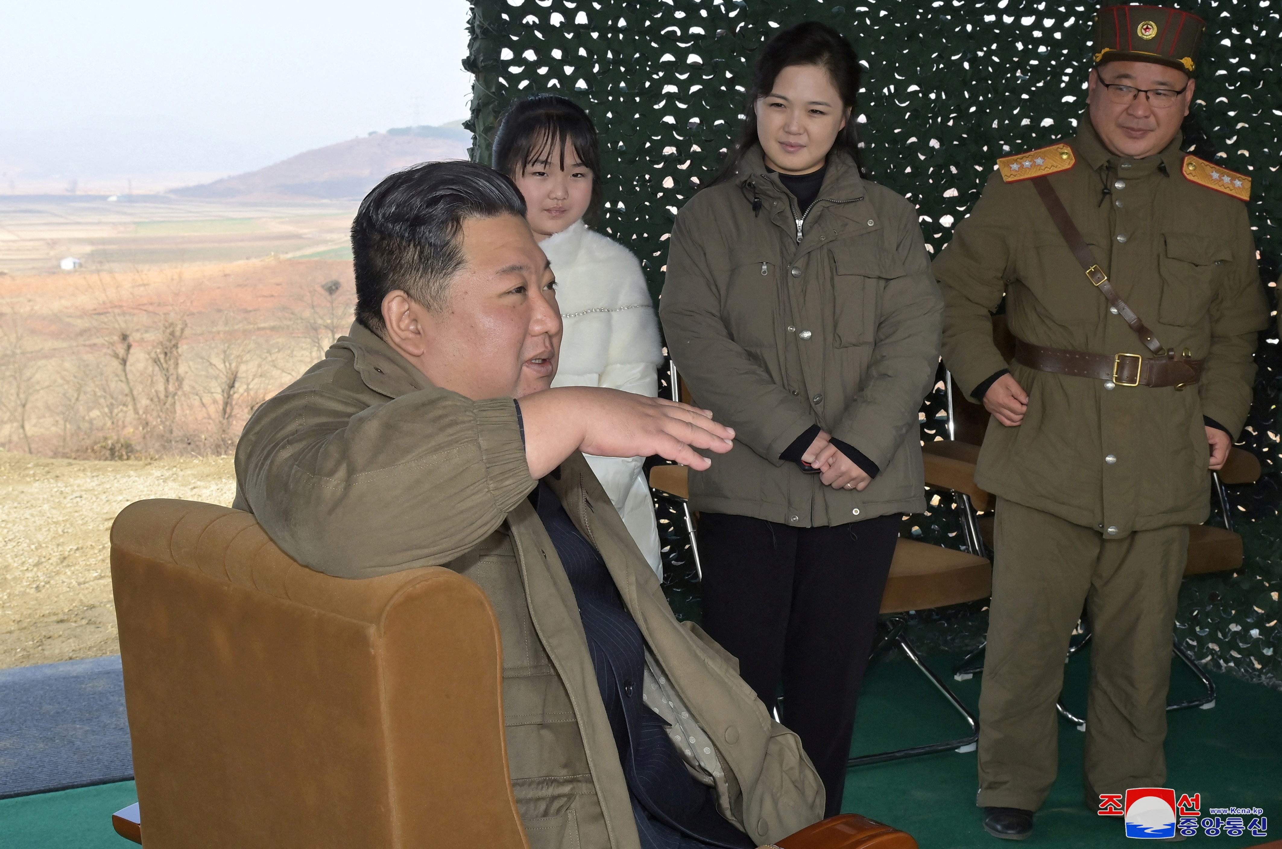Con gái ông Kim Jong-un lần đầu lộ diện trong vụ phóng tên lửa-2
