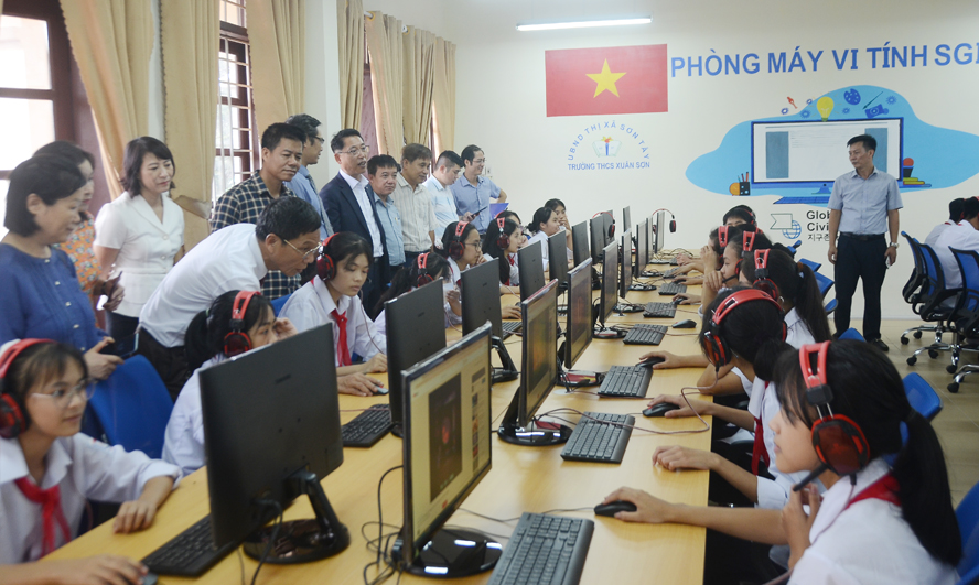 Trường THCS Xuân Sơn, thị xã Sơn Tây tiếp nhận phòng tin học 36 máy tính-2
