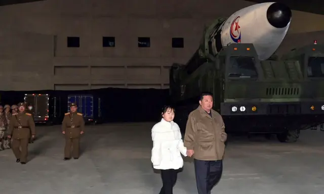 Lần đầu dẫn con gái kiểm tra tên lửa đạn đạo, ông Kim Jong Un muốn truyền đi thông điệp gì?-cover-img