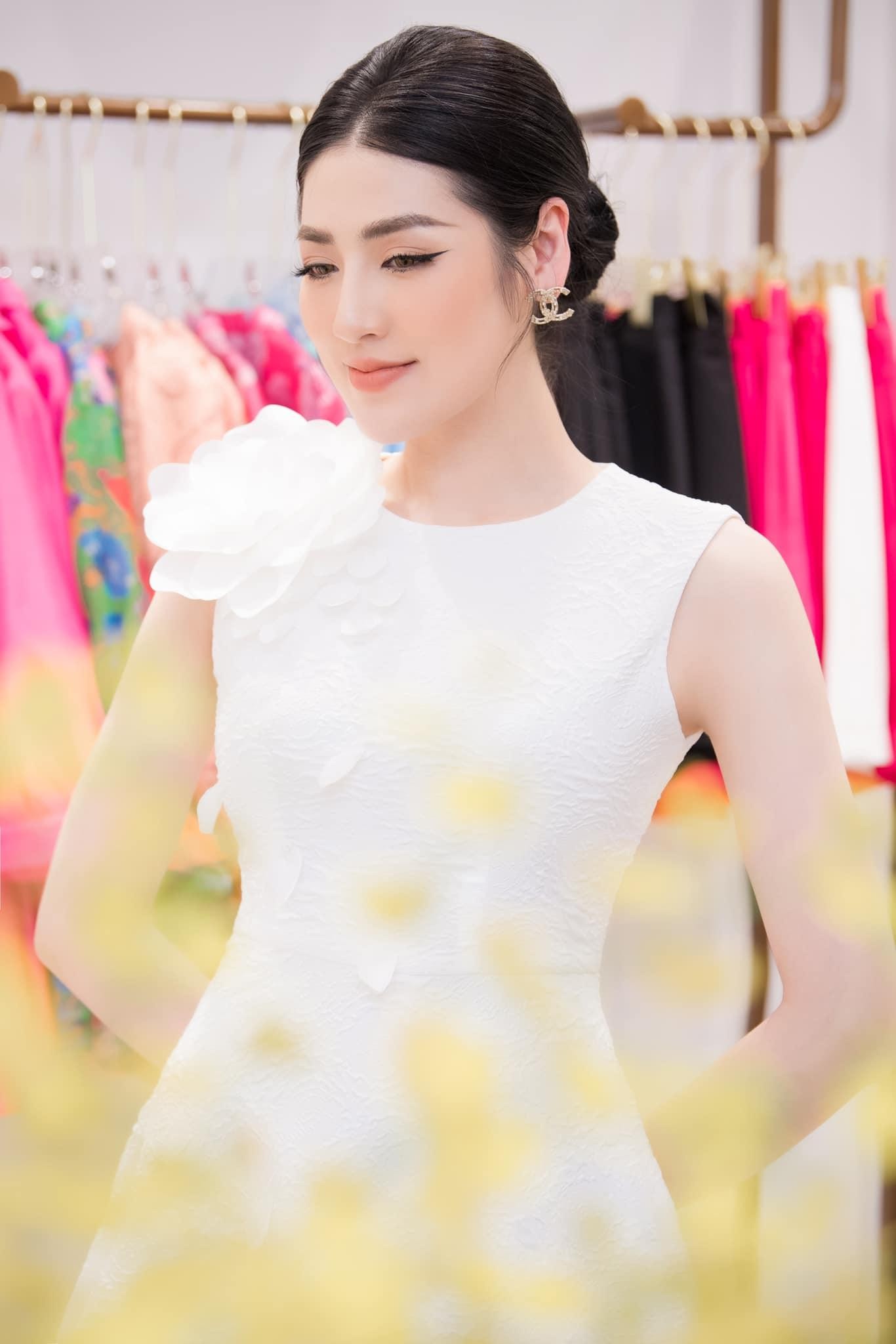 Lương Thùy Linh khoe body "đồng hồ cát" sexy với bikini, Á hậu Hoàng Anh sành điệu với váy màu neon-10
