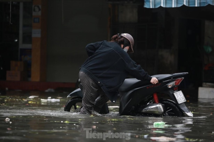 Nước lũ đổ về, chợ đầu mối lớn nhất Nghệ An ngập nặng-6