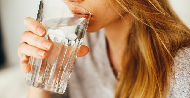 Nếu sau khi uống nước mà xuất hiện 4 dấu hiệu bất thường này thì bạn nên đi kiểm tra càng sớm càng tốt-3