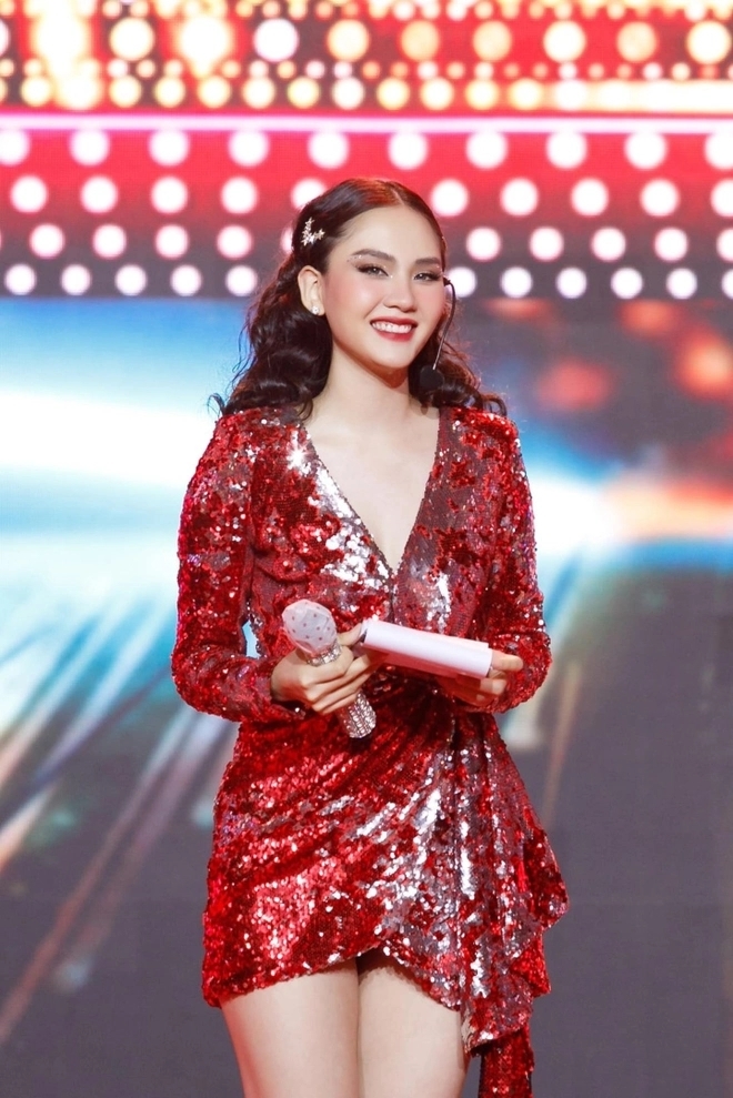 Hoa hậu Mai Phương lần đầu đội vương miện hát trên sân khấu-10