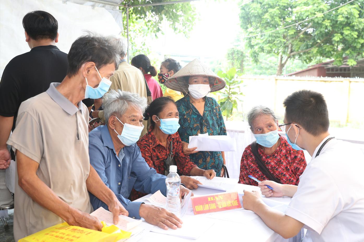 Hòa Phát tài trợ Bệnh viện Bạch Mai khám, tư vấn sức khỏe cho người nghèo-2