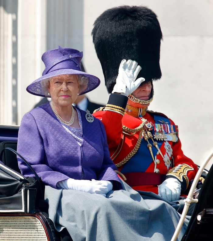 Nhìn lại gu thời trang rực rỡ sắc màu của Nữ hoàng Anh - Elizabeth II-16
