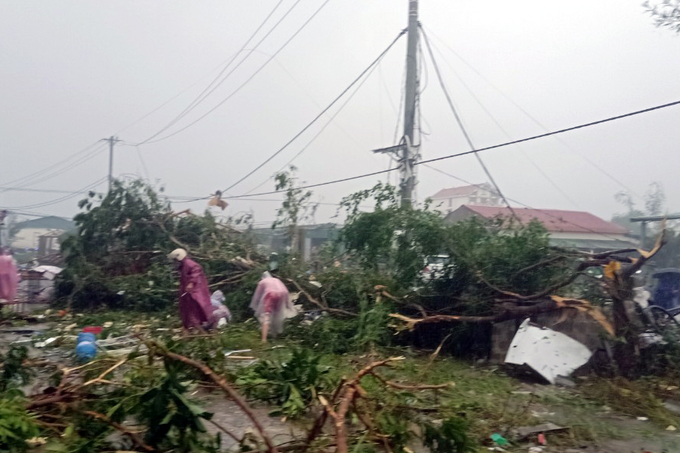 Quảng Trị: Trận lốc xoáy khiến 200 nhà dân bị tốc mái, 3 người bị thương-4