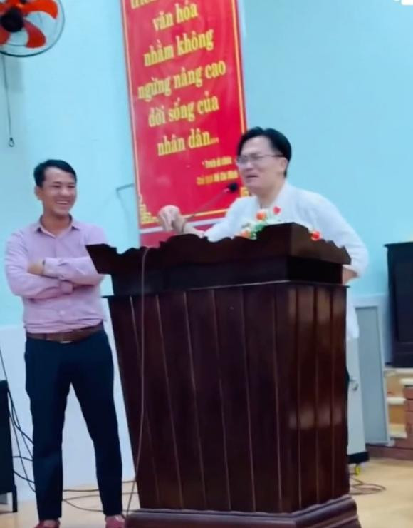 Đang phát biểu trên sân khấu, MC Đại Nghĩa la thất thanh vì bị đ.iện g.iật-3