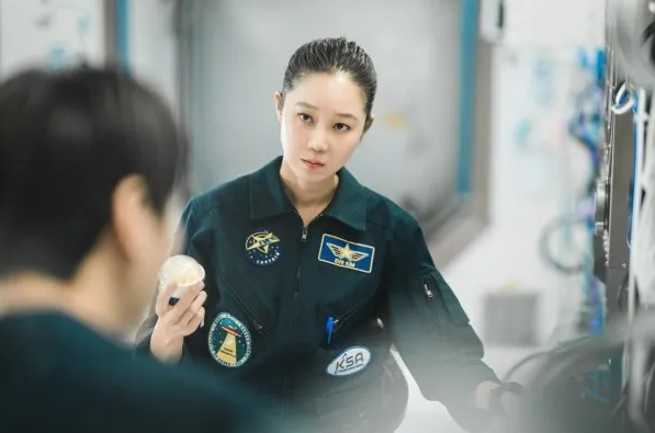 Lee Min Ho 'quấn quýt' với chị đẹp Gong Hyo Jin trên vũ trụ-3