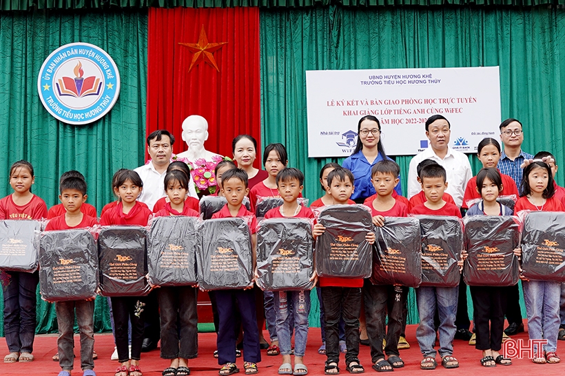 Trao tặng 26 bộ máy tính và các suất quà cho một trường tiểu học ở miền núi-4