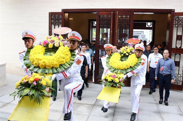 Đoàn đại biểu Việt Nam – Lào dâng hương hoa tưởng niệm các Anh hùng liệt sĩ-2