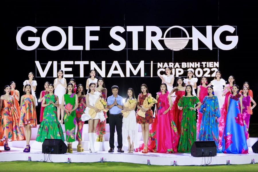 Top 38 thí sinh Miss World Vietnam trình diễn thời trang dưới mưa-3