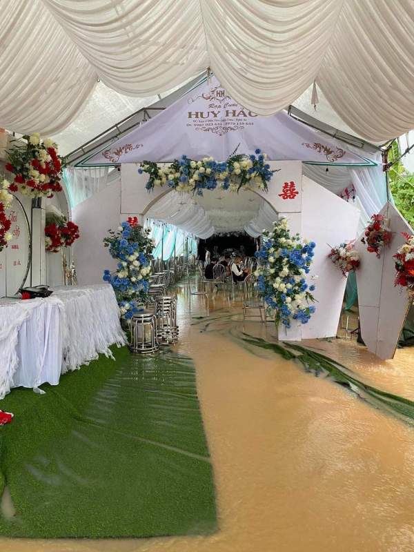 Đám cưới ngày lụt: ’Tổ chức trăm mâm mà được 20 người đến, vợ chồng khóc như mưa vẫn vui’-4