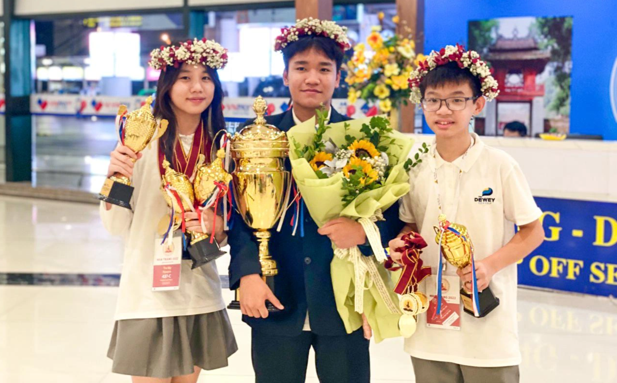 Ba học sinh Hà Nội vô địch vòng thi toàn cầu World Scholar's Cup 2022-1