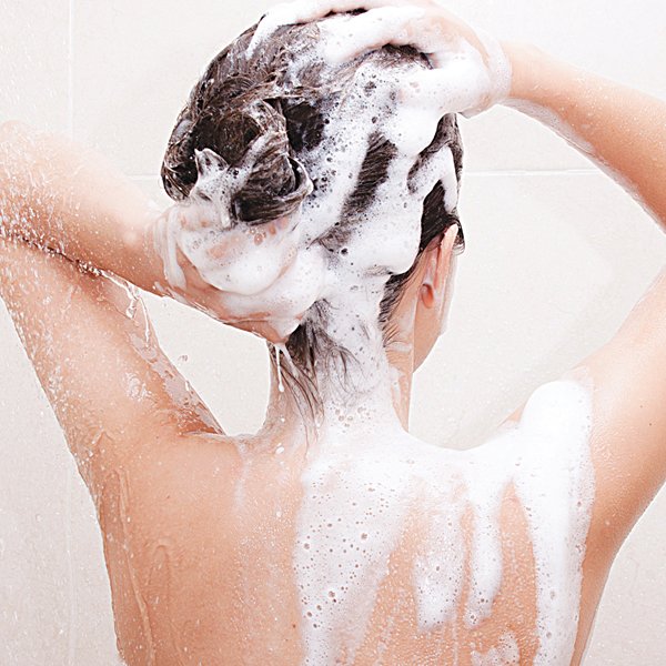 Phụ nữ Nhật luôn duy trì 6 thói quen này để giảm tóc gãy rụng khô xơ suốt mùa hanh khô-1