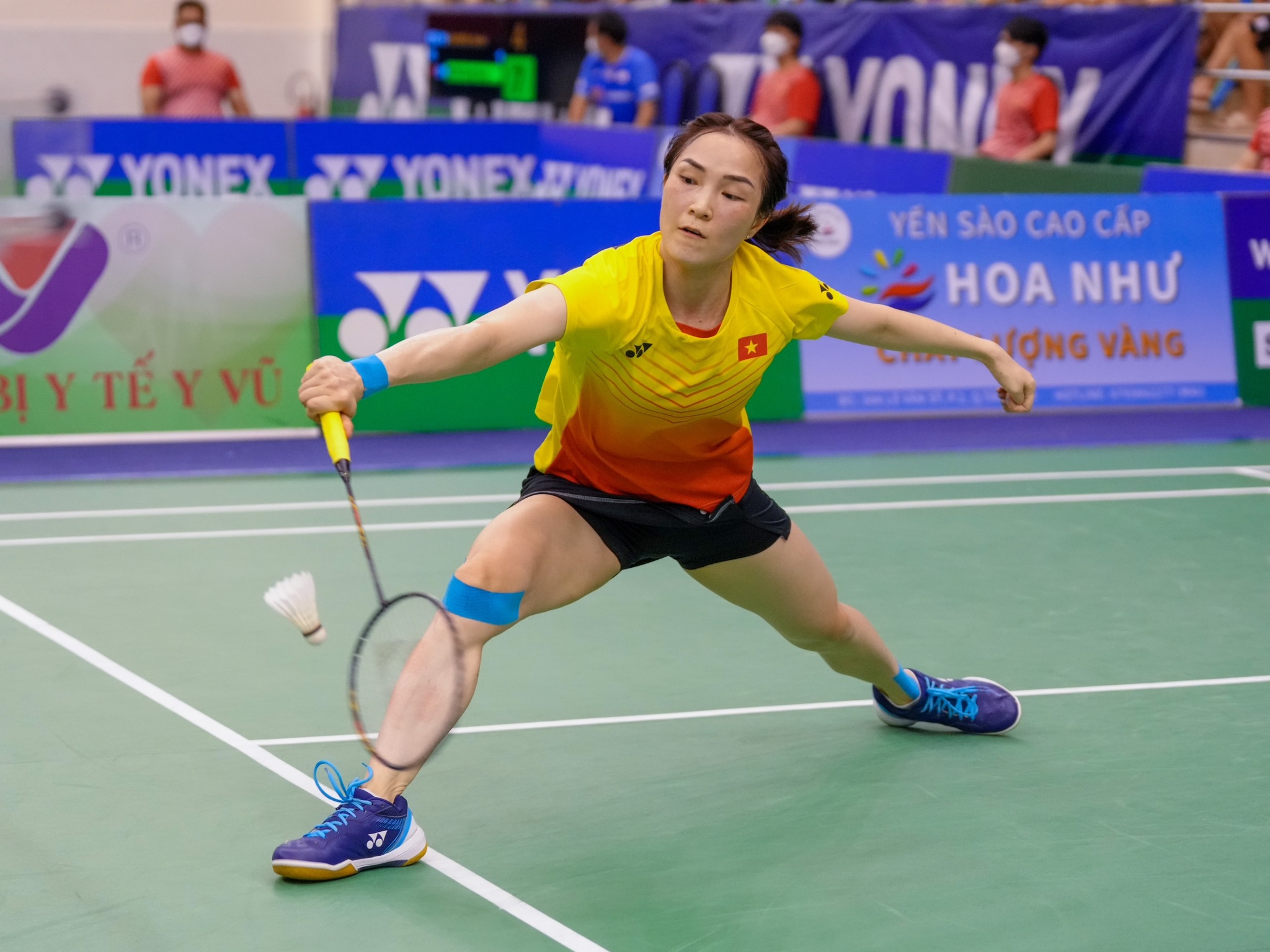 Khán giả kín sân xem Nguyễn Thùy Linh vào chung kết cầu lông Việt Nam mở rộng-3