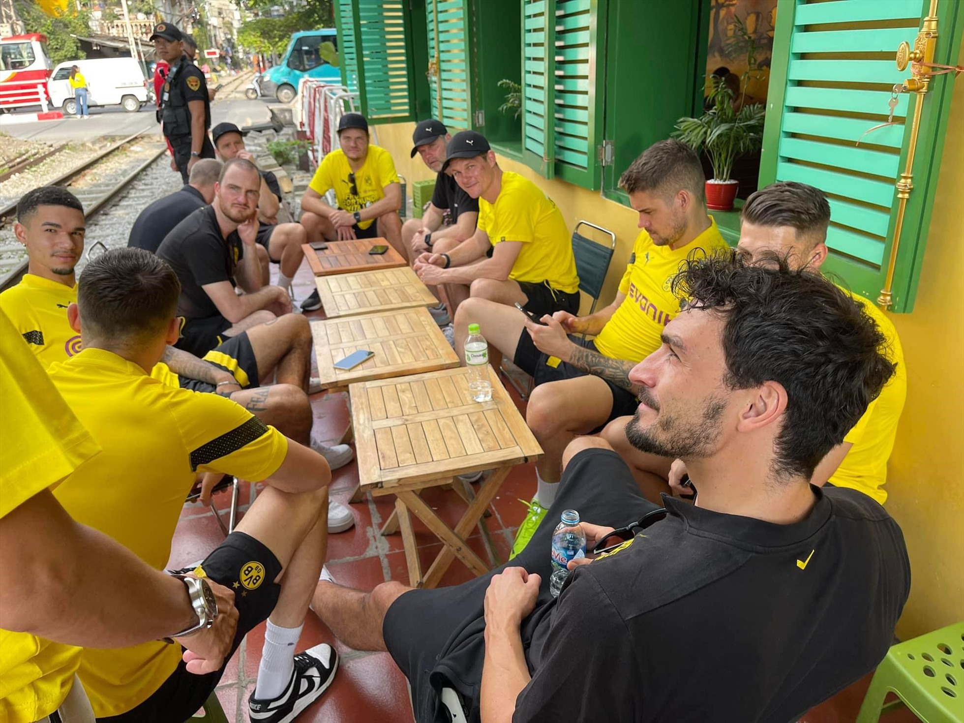CLB Dortmund ngồi xích lô, uống cà phê đường tàu ở Hà Nội-8