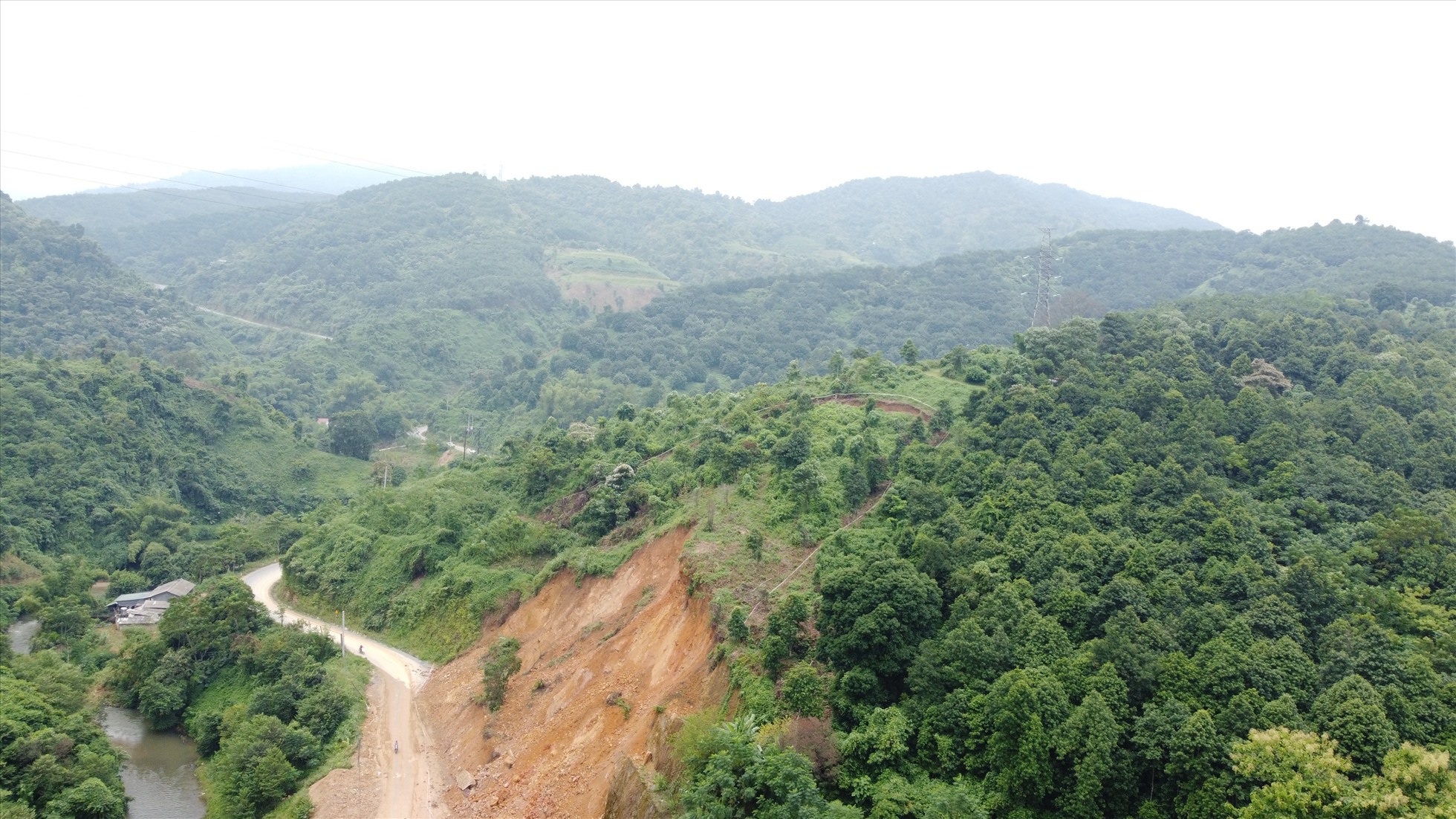 Triền đồi nứt toác ở Lào Cai: Dân lo tính mạng, lúa lo thiếu nước-5