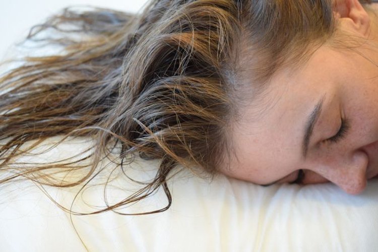 5 thói quen trước khi đi ngủ có thể giúp tóc mềm mượt, chắc khỏe-2