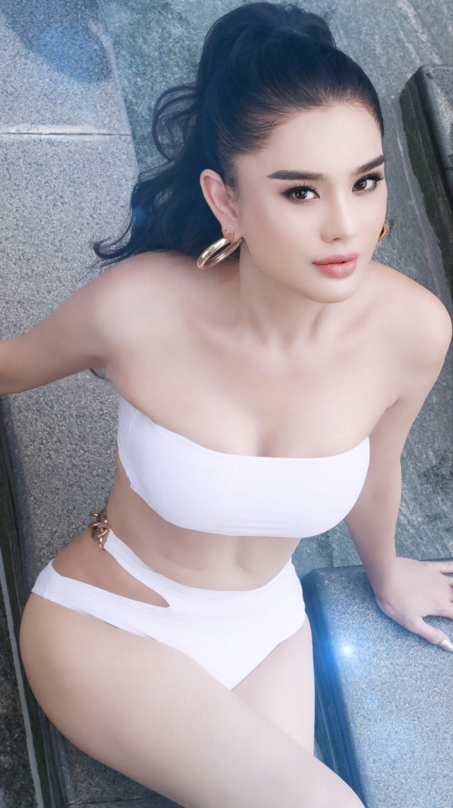 Lâm Khánh Chi khoe vòng eo con kiến hút mắt trong trang phục bikini-2