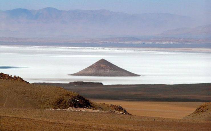 Kim tự tháp bí ẩn giữa cánh đồng muối, có hình nón hoàn hảo nhất TG-6