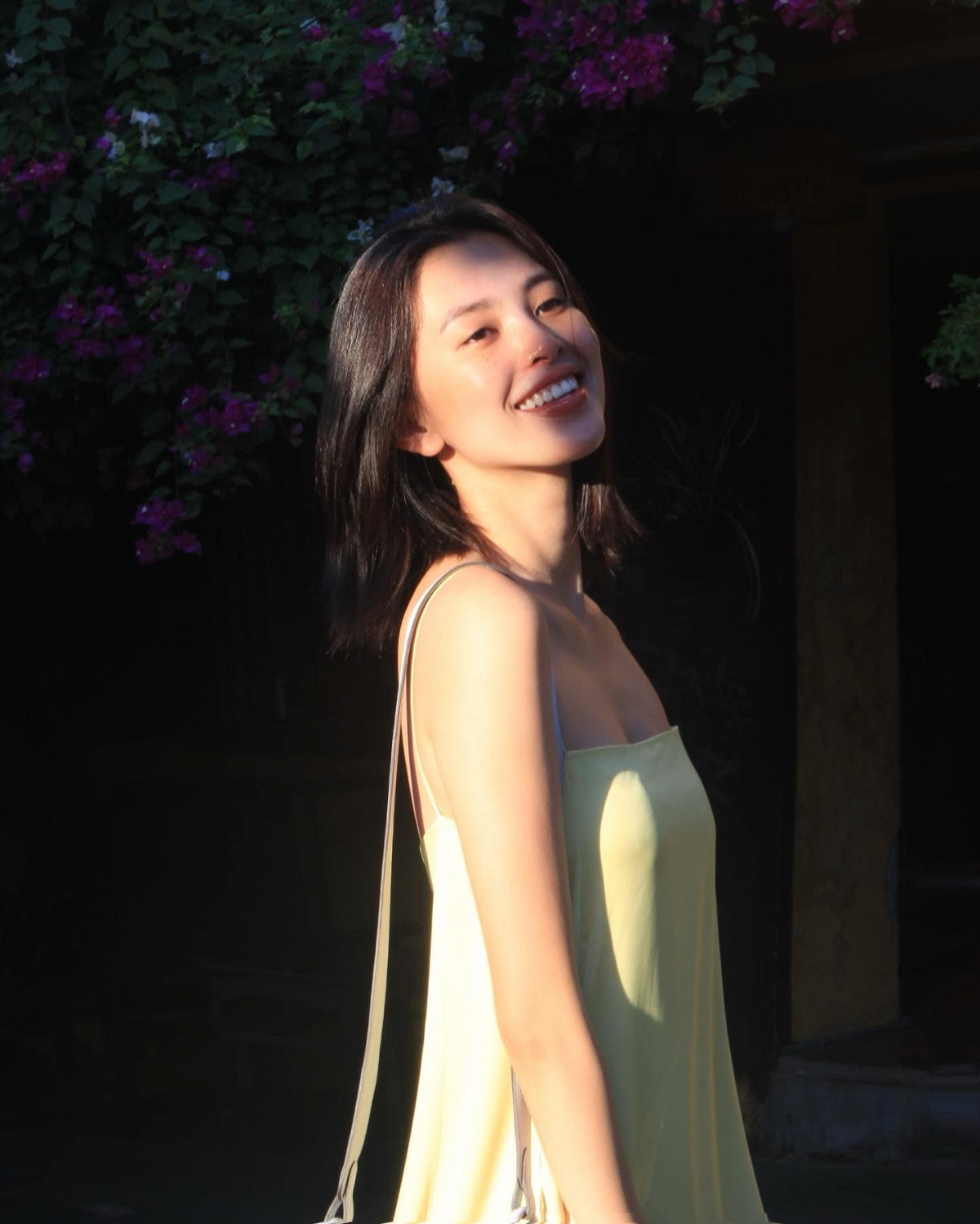 Hoa hậu Tiểu Vy khoe sắc xinh đẹp dưới nắng ở quê nhà Hội An-2