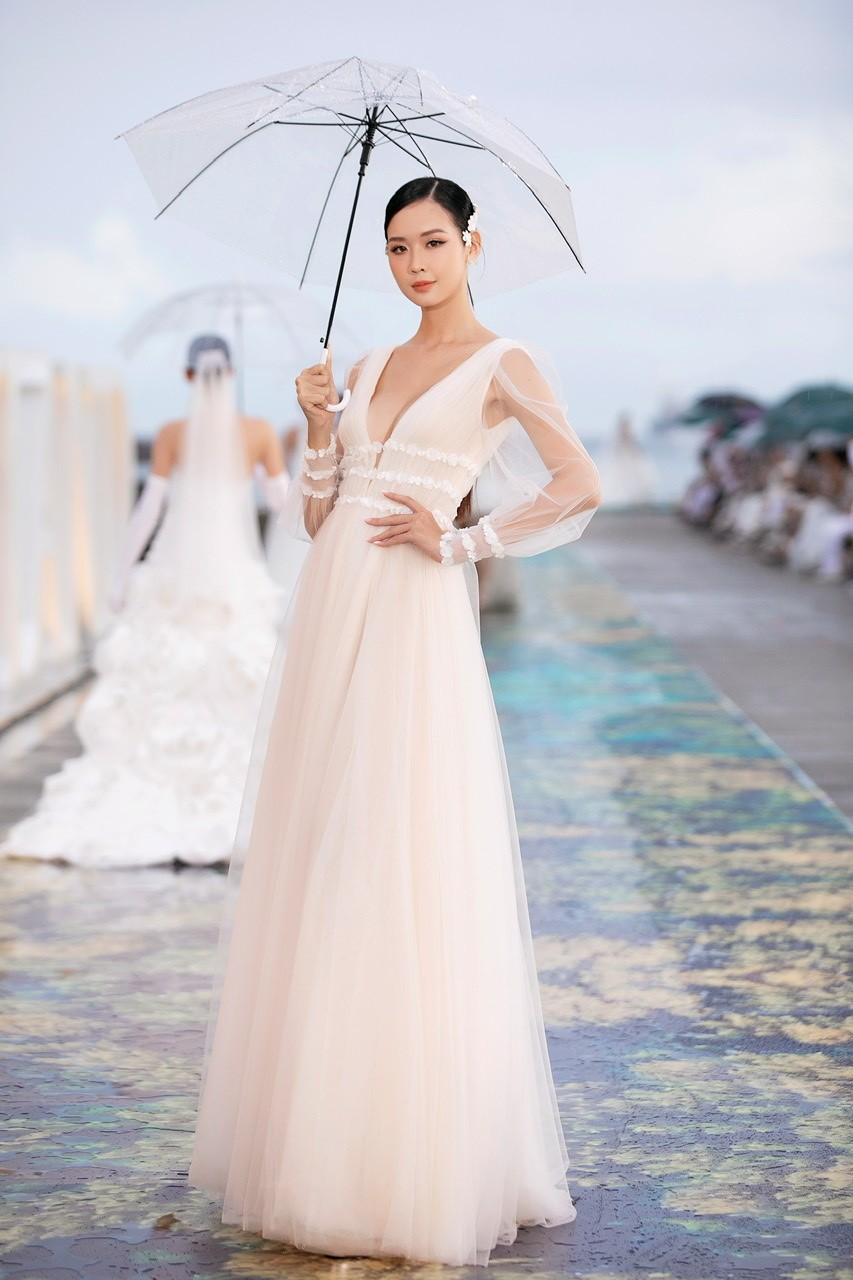 Hoa hậu Tiểu Vy, Á hậu Phương Anh đọ sắc khi diện váy cưới-6