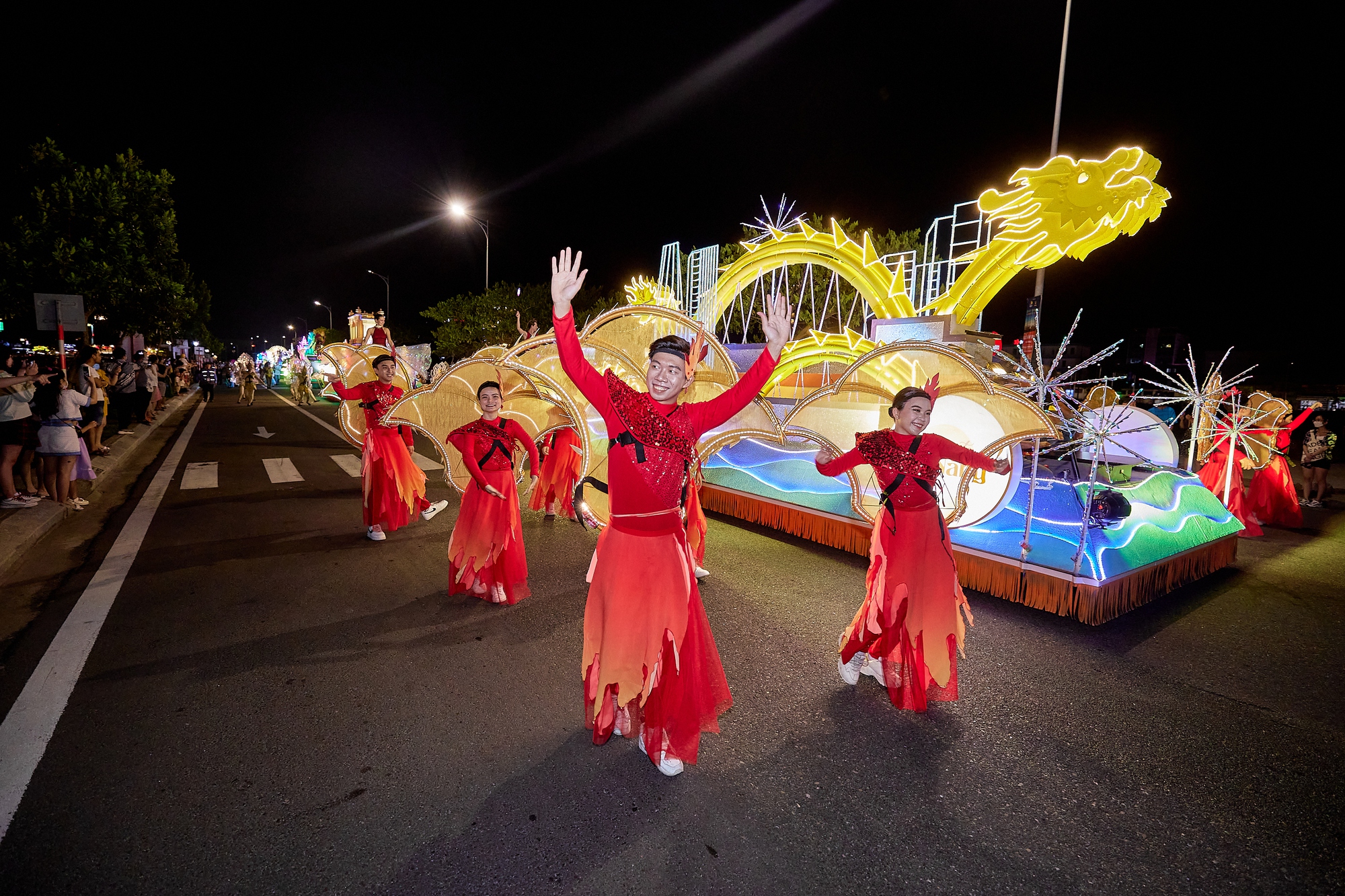 Đà Nẵng rực rỡ sắc màu với đêm lễ hội Carnival đường phố-2