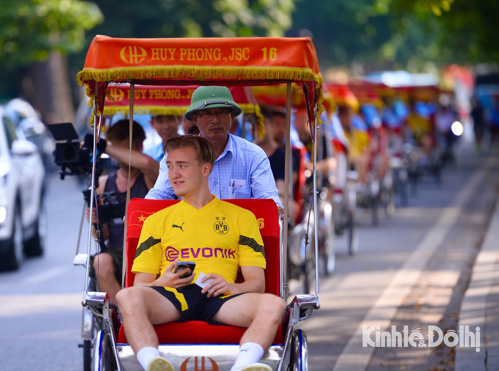 Cầu thủ Dortmund lần đầu trải nghiệm xích lô và dạo quanh Hồ Gươm-1