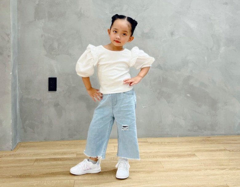 Con gái Khánh Thi Phan Hiển nhảy cực khéo, lắc hông dẻo, khi có bố mẹ thì khác hẳn-6