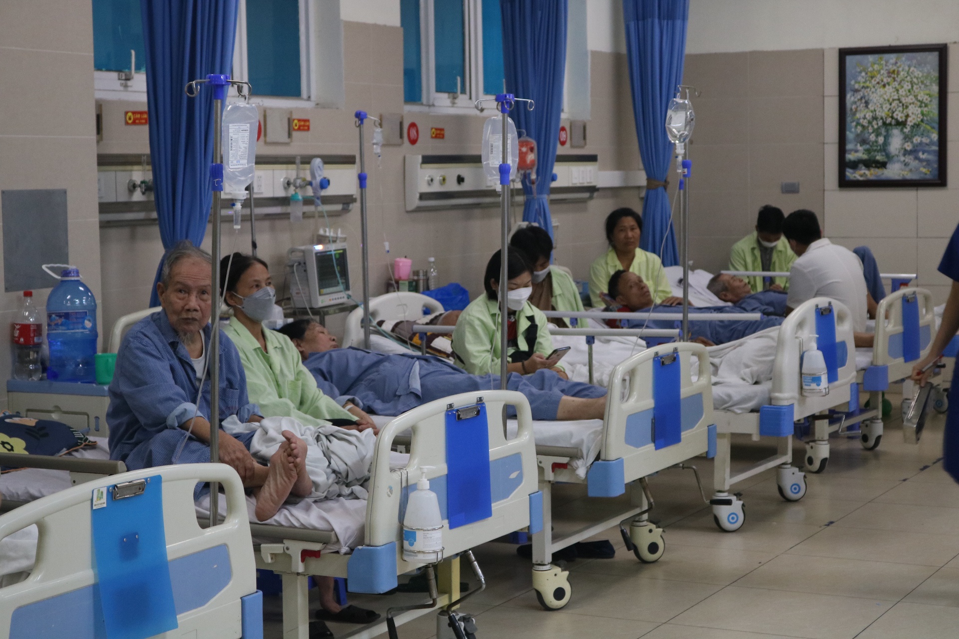 Nóng đỉnh điểm, số bệnh nhân nhập viện cấp cứu ở Hà Nội tăng cao-1