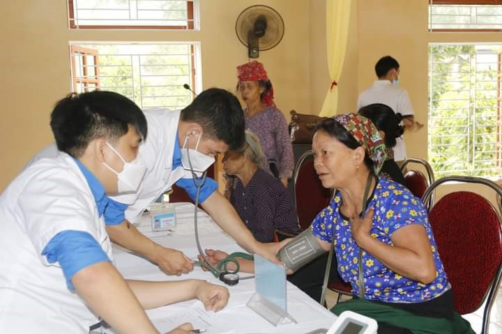 Yên Bái: Hàng trăm hộ nghèo được khám, chữa bệnh miễn phí-2