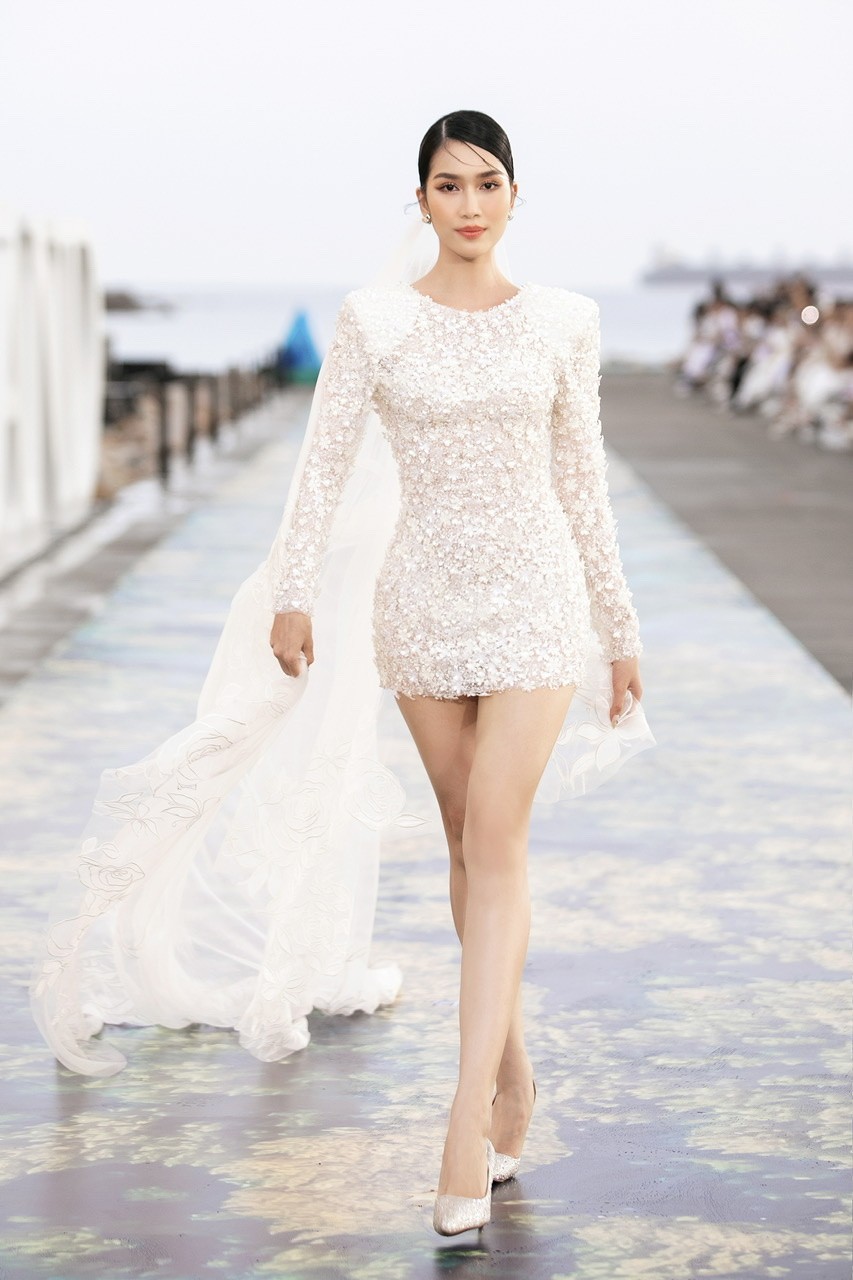 Hoa hậu Tiểu Vy, Á hậu Phương Anh đọ sắc khi diện váy cưới-1