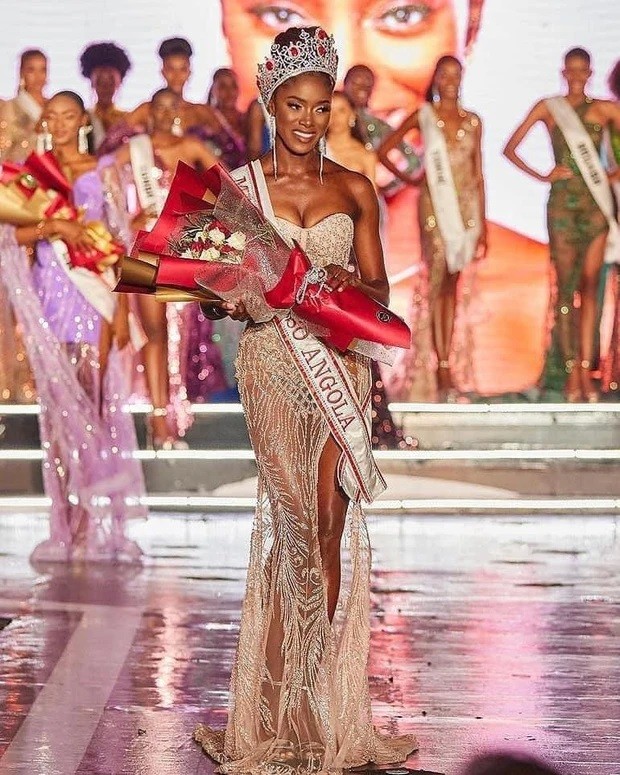 Vẻ ngoài nóng bỏng của Hoa hậu Hoàn vũ Angola 2022 được ví như 'báo đen'-1