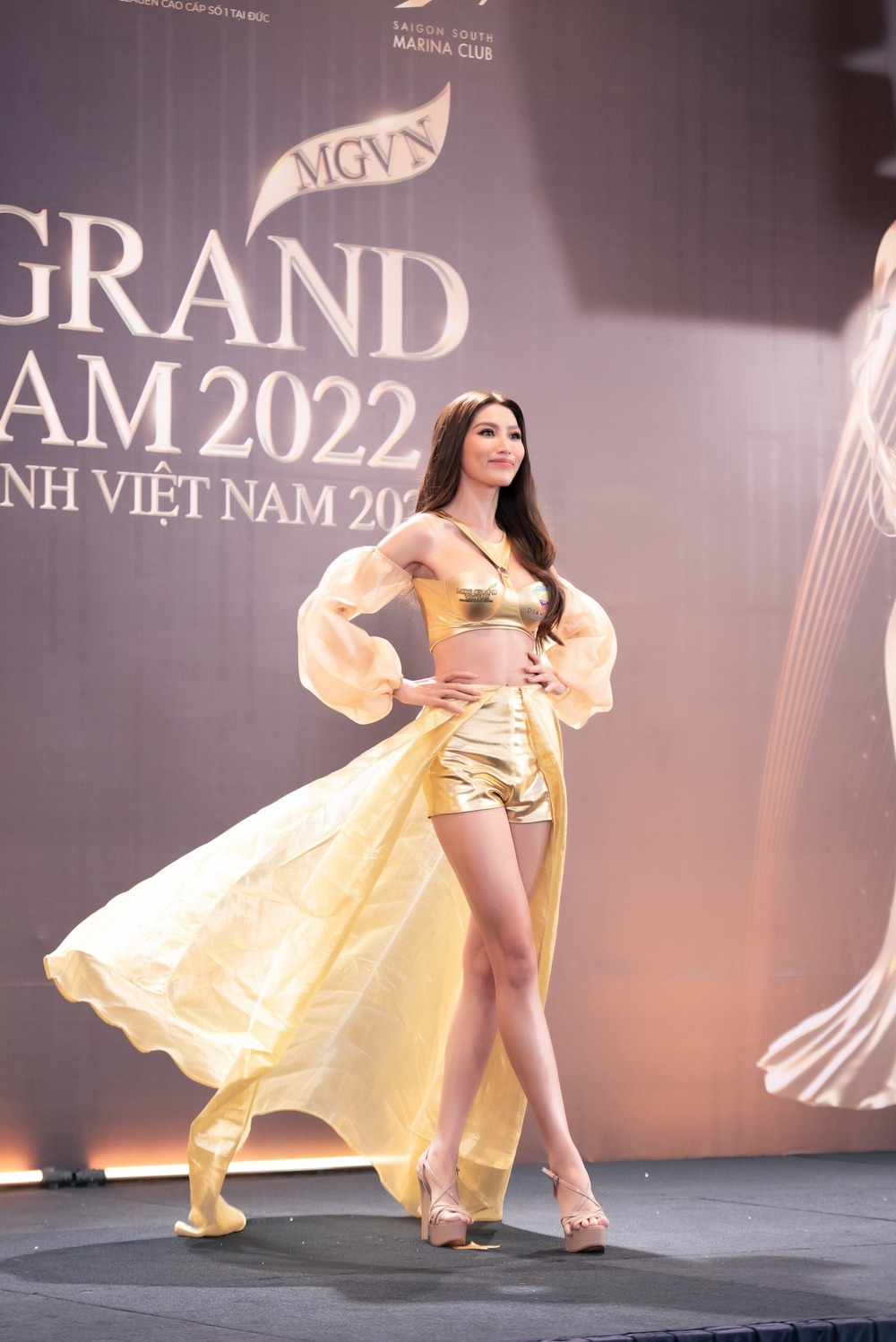 BTC MGVN chuẩn bị sẵn váy áo cho Tân Hoa hậu đi thi quốc tế-12
