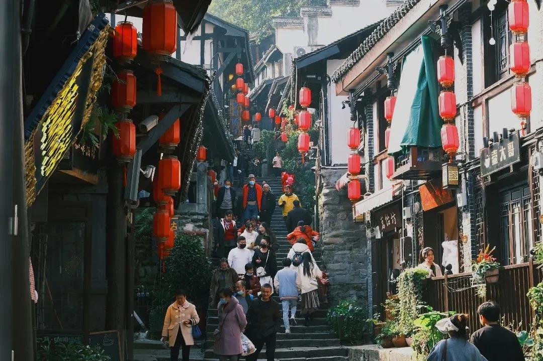 Thành phố du lịch giá cả phải chăng nhất Trung Quốc: Một tô mì chỉ có giá 20 nghìn đồng, danh lam thắng cảnh đẹp quên lối về-2