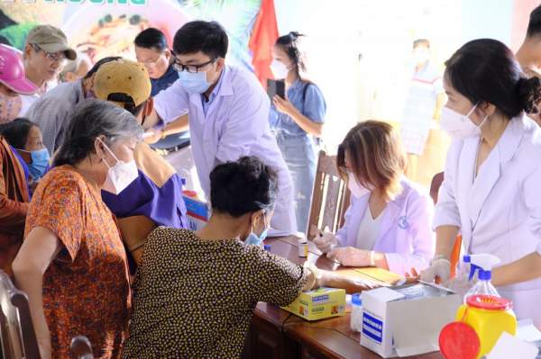 Quảng Nam: Hơn 300 người dân nghèo, cận nghèo được khám và cấp phát thuốc miễn phí-2