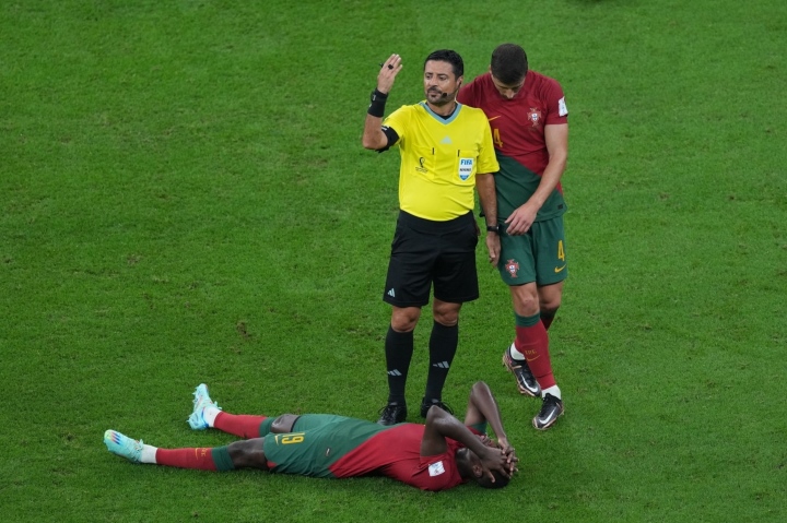 Lần đầu đá World Cup, sao trẻ Bồ Đào Nha khóc nức nở rời sân ngay hiệp 1-1