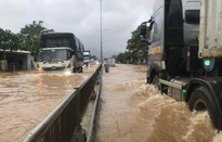 Mưa to ở Thừa Thiên Huế gây ngập QL1A, nước tràn vào nhà dân-img