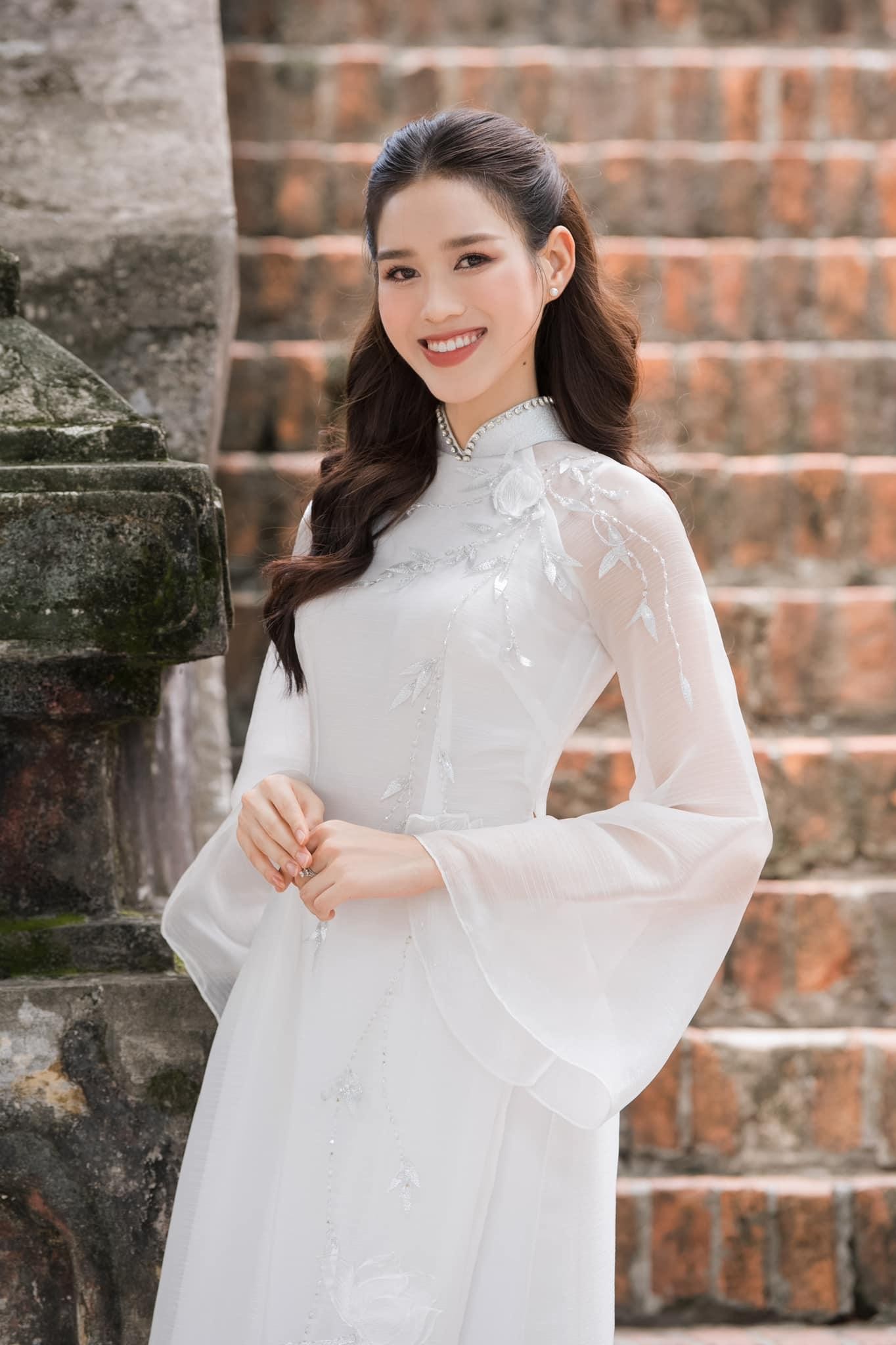 Hoa hậu Đỗ Thị Hà đẹp thuần khiết với áo dài trắng-5