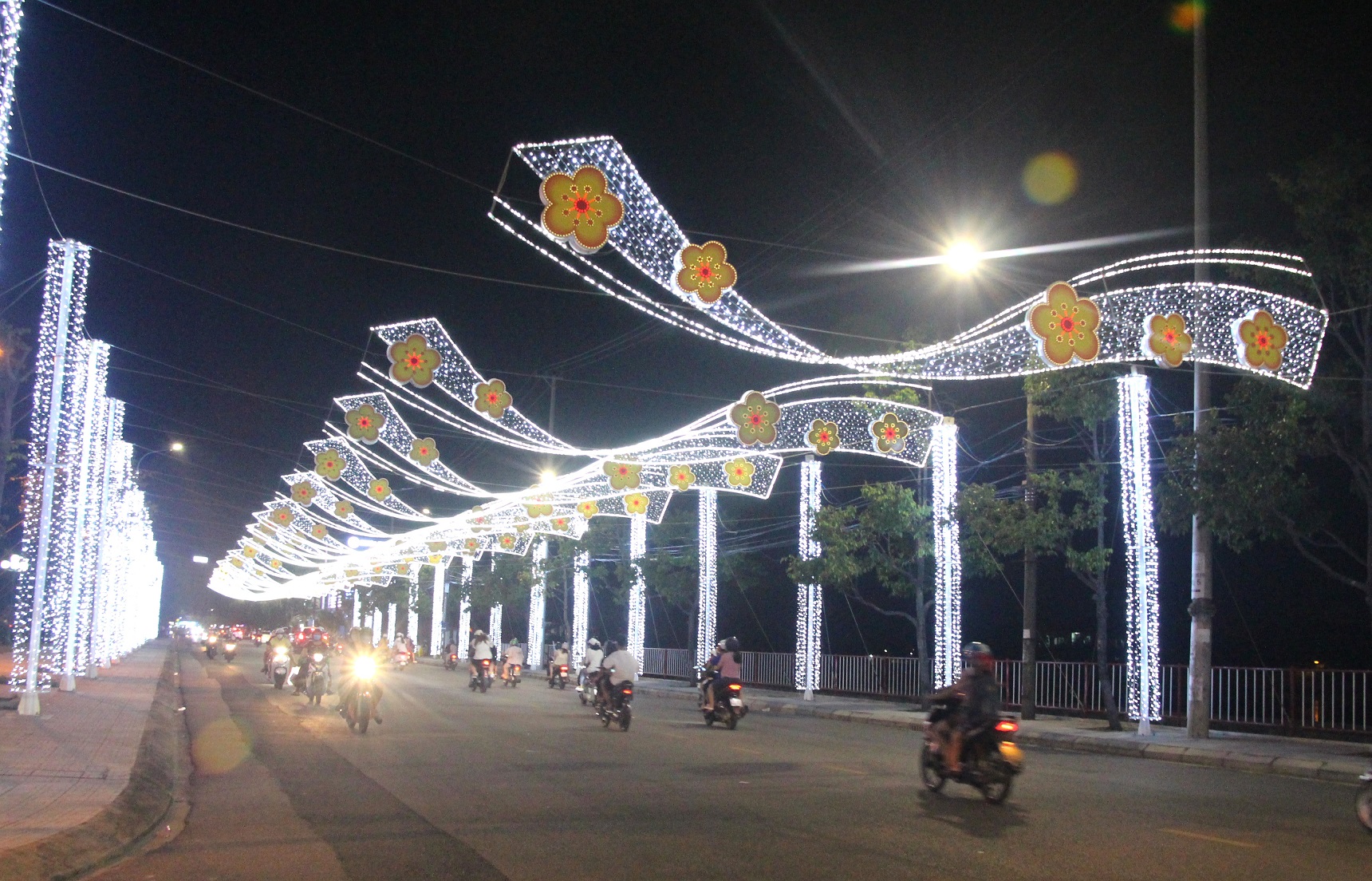 Quảng Nam: Đông nghịt người dân ở TP Tam Kỳ đổ ra đường xem múa lân-6