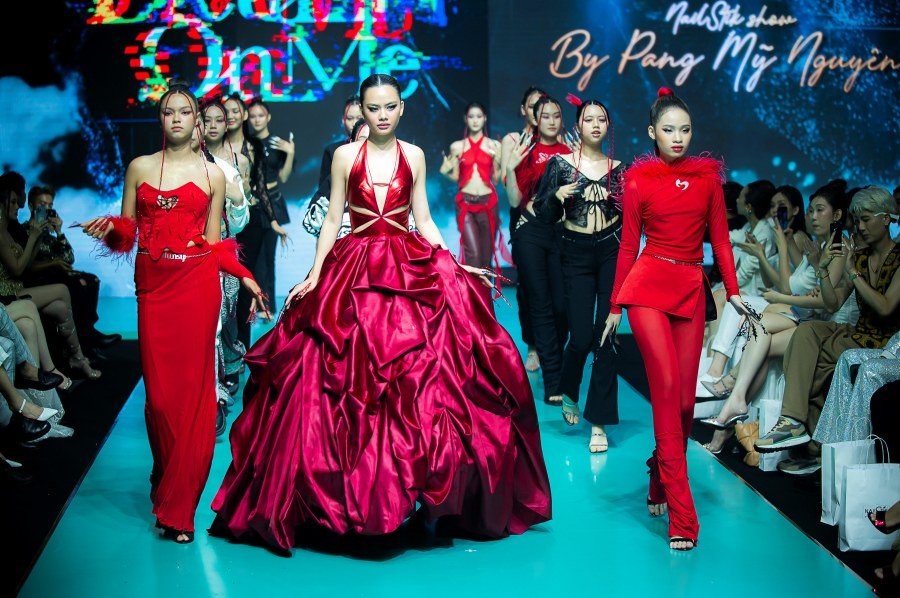Bảo Hà cùng Ngọc Châu, Di Băng diện váy cưới khổng lồ, 'càn quét' đường băng show thời trang-8