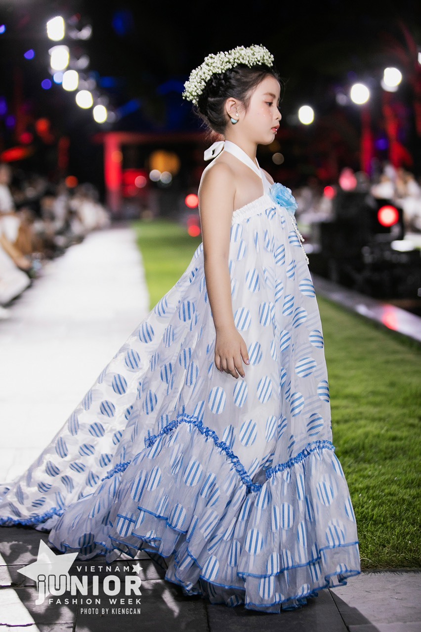 Mẫu nhí Annie Phương Anh toả sáng tại Destination Runway Fashion Week-3