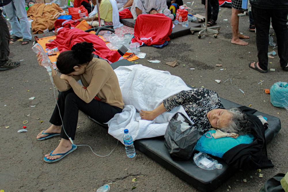 Động đất ở Indonesia: Số người chết tăng hơn 160, người dân khổ sở tìm nơi điều trị-3
