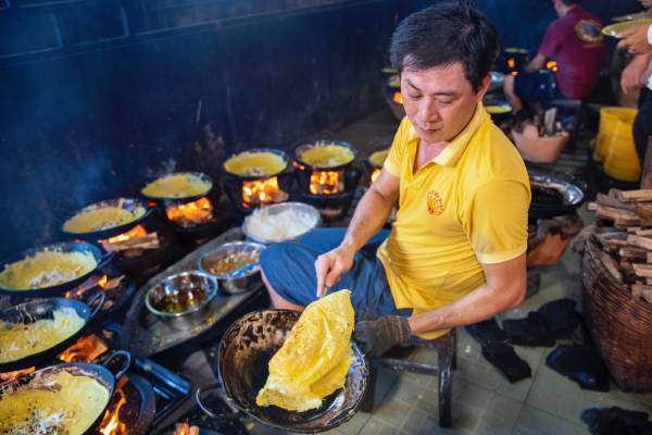 Bánh xèo chay 23 năm đãi khách miễn phí ở An Giang, số lượng bánh đổ 6.000 chiếc/ngày, người đổ bánh “MÚA” với 10 chảo liên tục-8