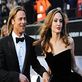 Brad Pitt không dám yêu siêu mẫu nội y vì Angelina Jolie-cover-img